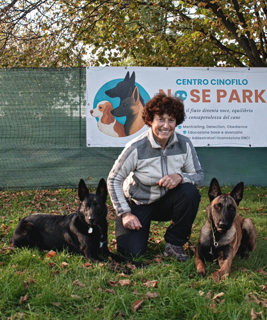 Monica Ferrari Croci, istruttrice cinofila ENCI, al campo Nose Park con due cani a Seregno
