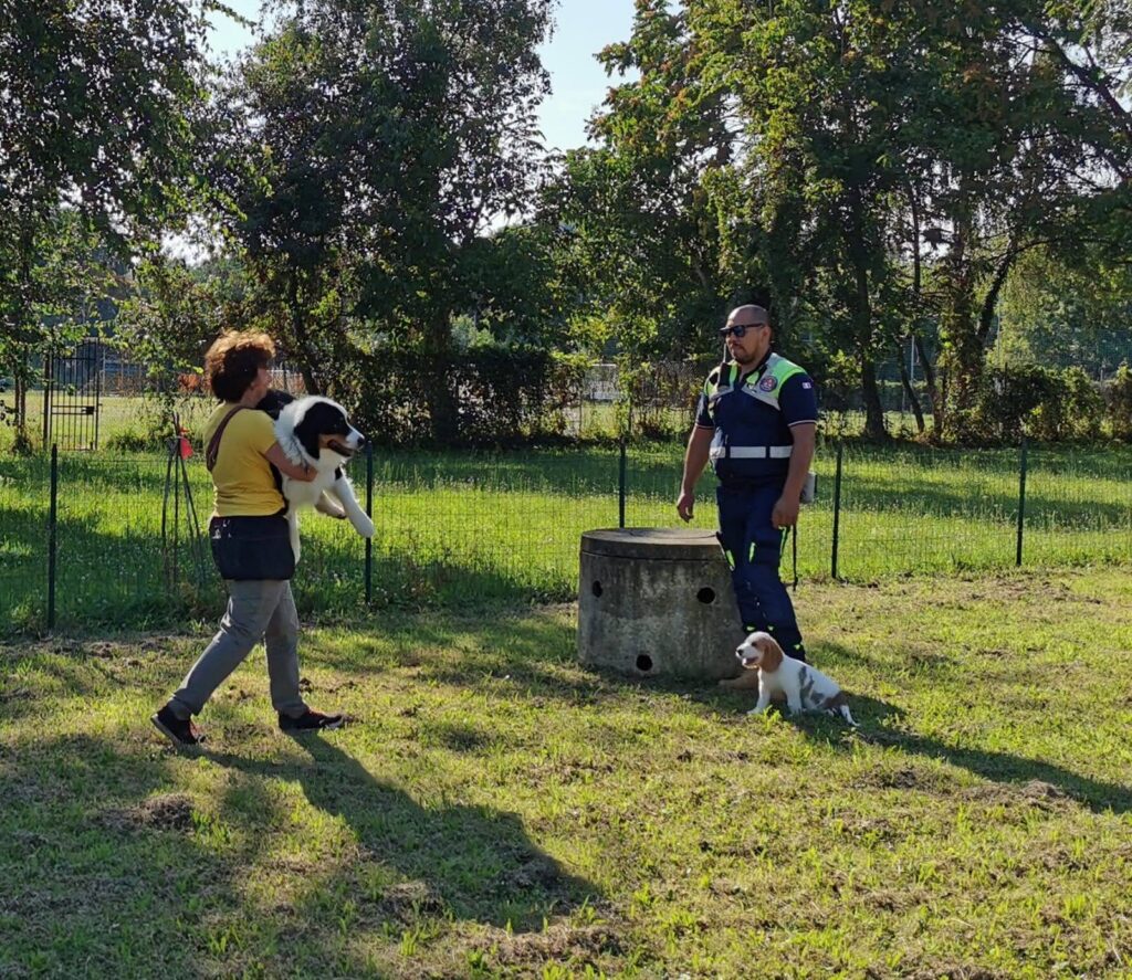 Monica Ferrari Croci e Daniel Garcia Ruiz durante un’attività cinofila al campo Nose Park di Seregno