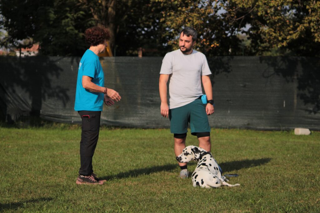istruttrice cinofila che lavora con un cane al campo Nose Park